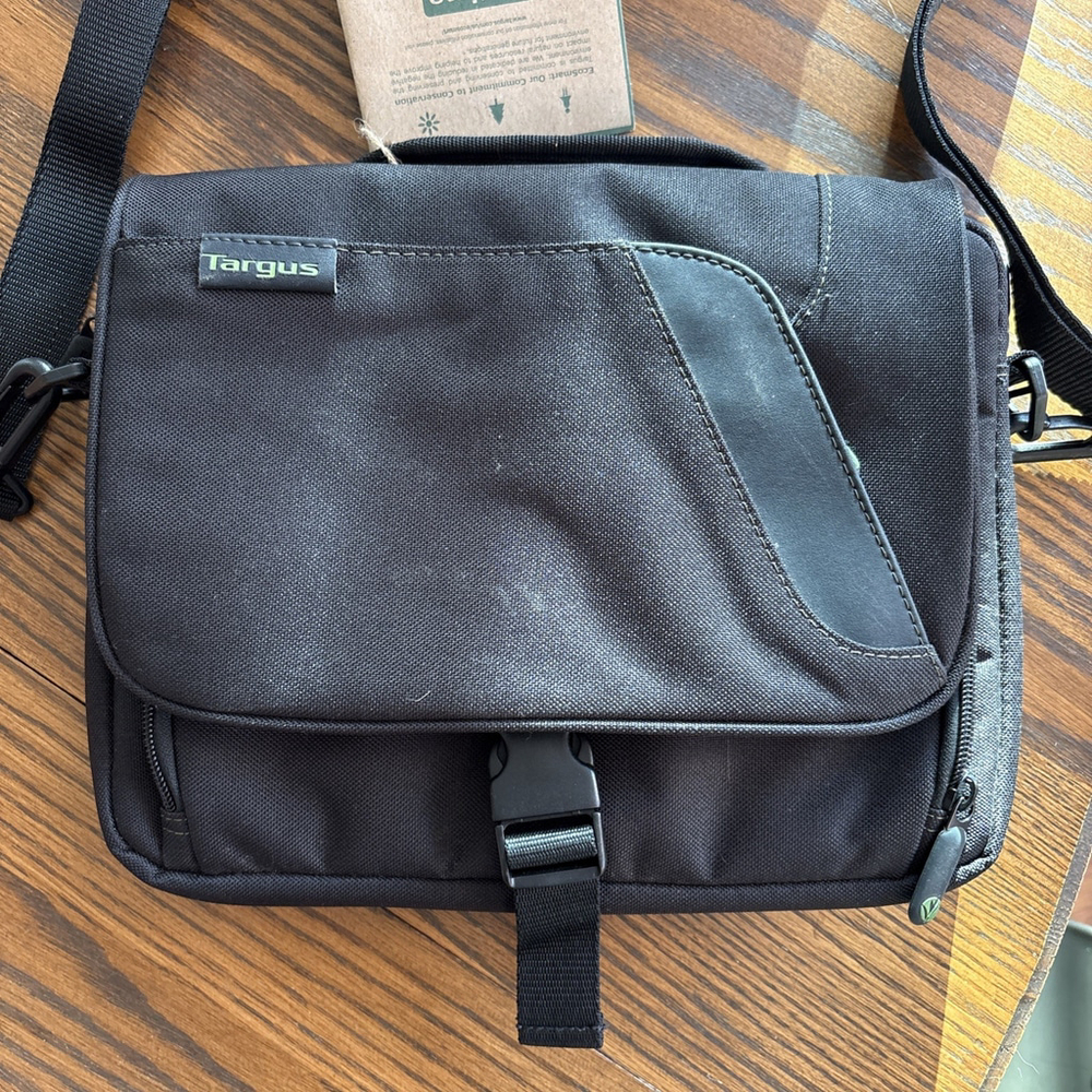 targus spruce ecosmart bag for ipad tablets and netbooks